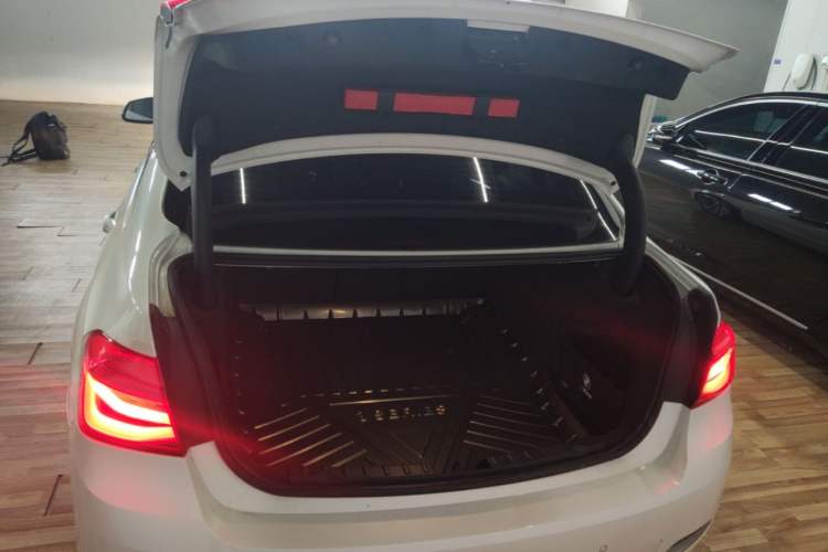 Used BMW 3 Series 2019 320Li Fashion Model Trunk