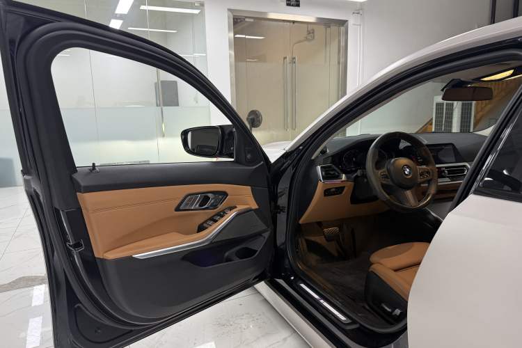 Used BMW 3 Series 2020 330i M Sport Night Edition Interior 10