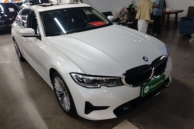 Used BMW 3 Series 2020 320i Sport Package Front Right 45 Deg