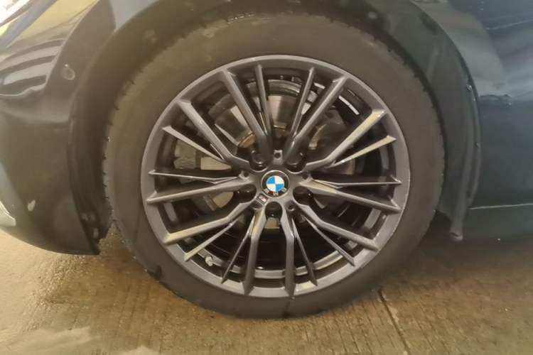 Used BMW 3 Series 2021 325Li M Sport Shadowline Package Left Front Wheel Hub