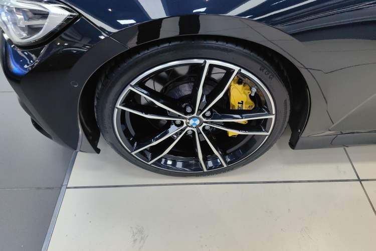 Used BMW 3 Series 2021 Second Facelift 330Li xDrive M Sport Night Edition Package Left Front Wheel Hub