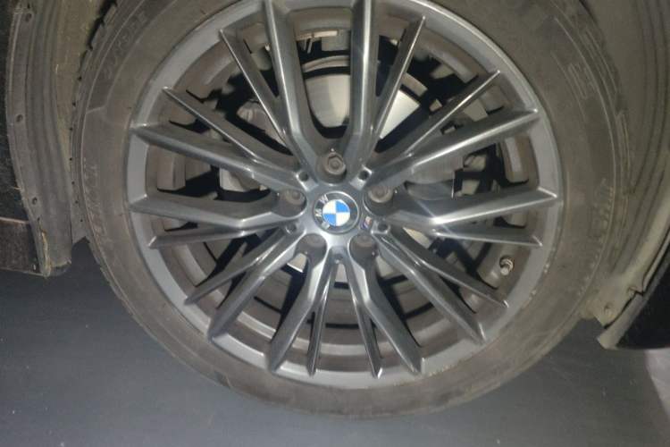Used BMW 3 Series 2021 325Li M Sport Shadowline Package Right Front Wheel Hub