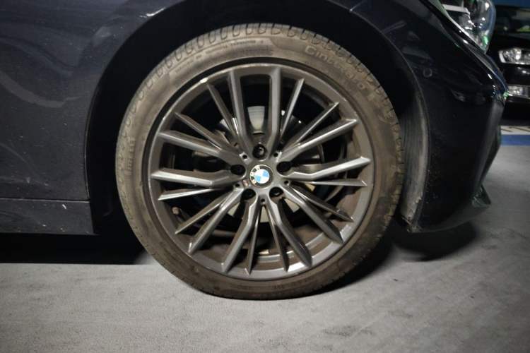 Used BMW 3 Series 2021 Second Facelift 325i M Sport Night Edition Package Right Front Wheel Hub