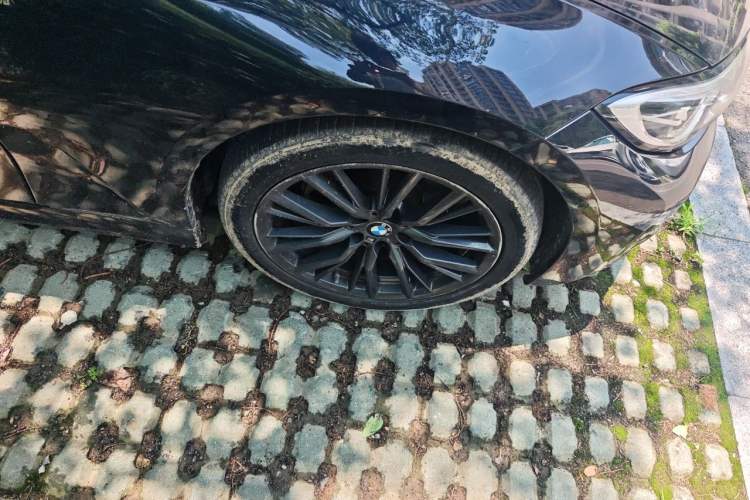 Used BMW 3 Series 2021 325Li M Sport Shadowline Package Right Front Wheel Hub