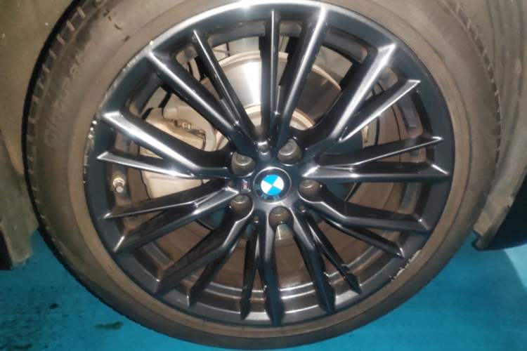 Used BMW 3 Series 2021 Restyled 330Li xDrive M Sport Night Edition Package Right Front Wheel Hub