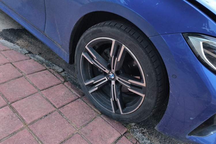 Used BMW 3 Series 2021 325i M Sport Package Right Front Wheel Hub