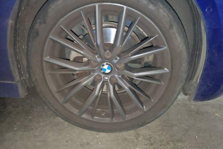 Used BMW 3 Series 2021 325Li M Sport Shadowline Package Right Front Wheel Hub