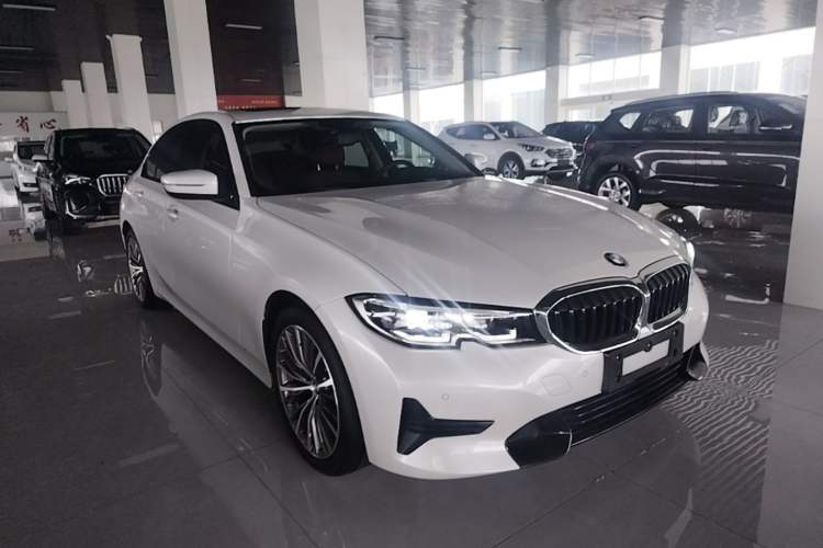 Used BMW 3 Series 2021 320i Sport Package Front Right 45 Deg
