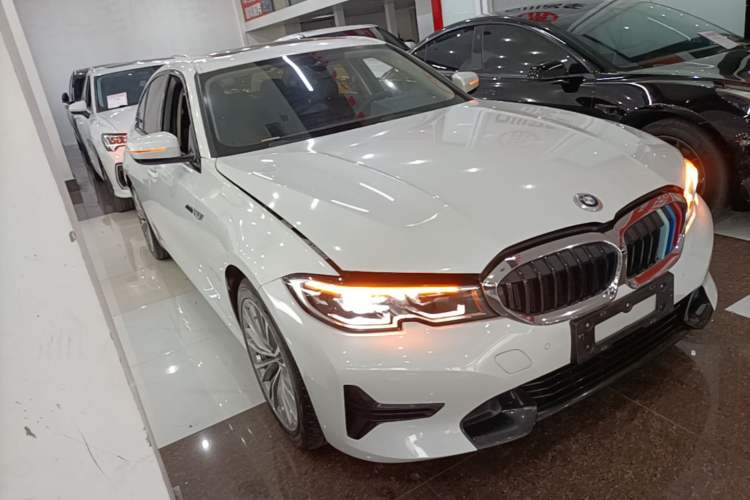 Used BMW 3 Series 2021 Restyled 320i Sport Package Front Right 45 Deg