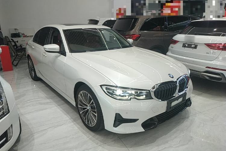 Used BMW 3 Series 2021 320i Sport Package Front Right 45 Deg