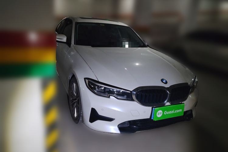 Used BMW 3 Series 2021 320i Sport Package Front Right 45 Deg