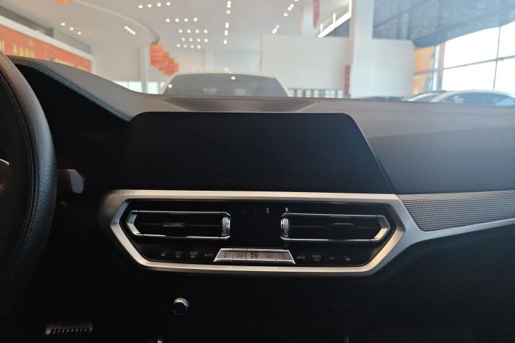 Used BMW 3 Series 2021 330i M Sport Night Edition Interior 4
