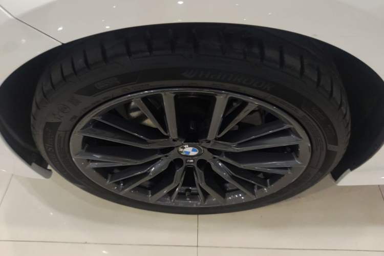 Used BMW 3 Series 2021 325i M Sport Night Edition package Left Front Wheel Hub