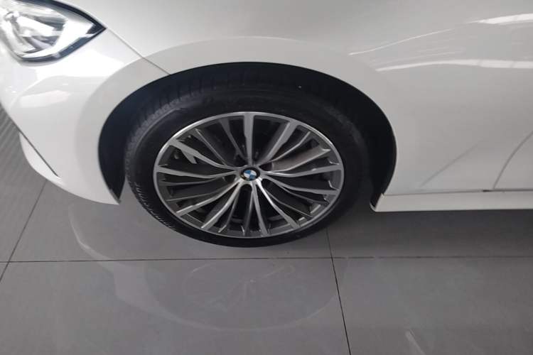 Used BMW 3 Series 2021 320i Sport Package Left Front Wheel Hub