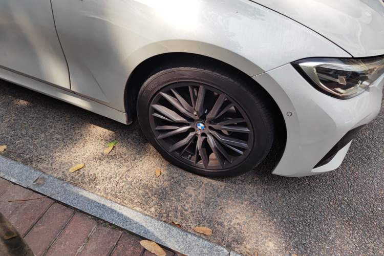 Used BMW 3 Series 2021 325Li M Sport Shadowline Package Right Front Wheel Hub