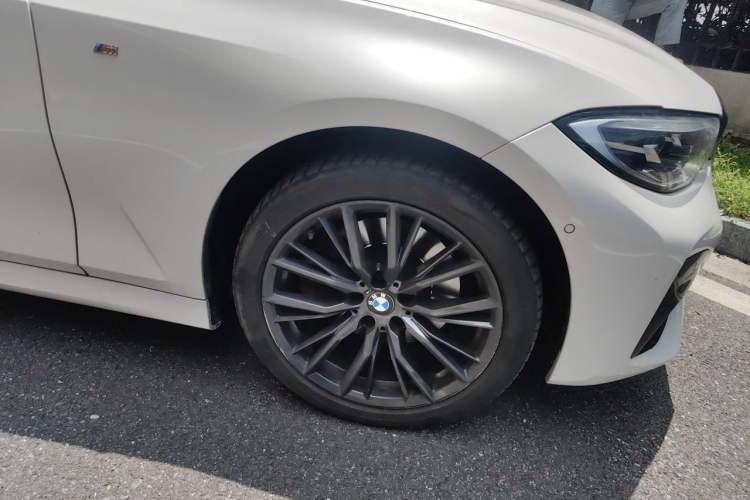 Used BMW 3 Series 2021 Restyled 330Li xDrive M Sport Night Edition Package Right Front Wheel Hub
