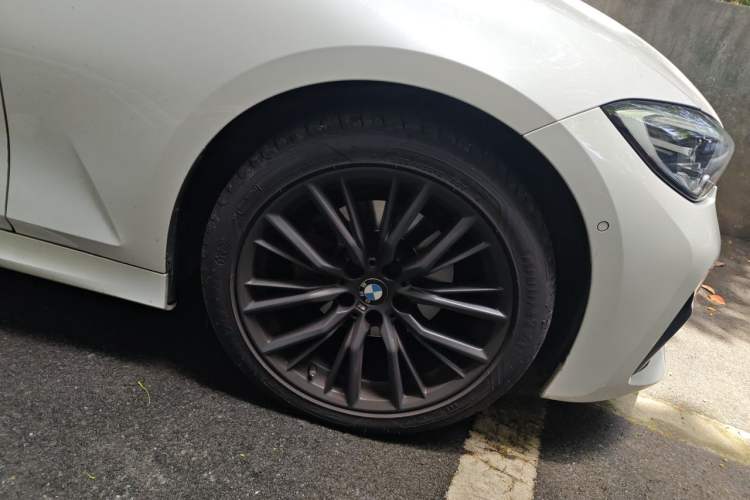 Used BMW 3 Series 2021 325Li M Sport Shadowline Package Right Front Wheel Hub