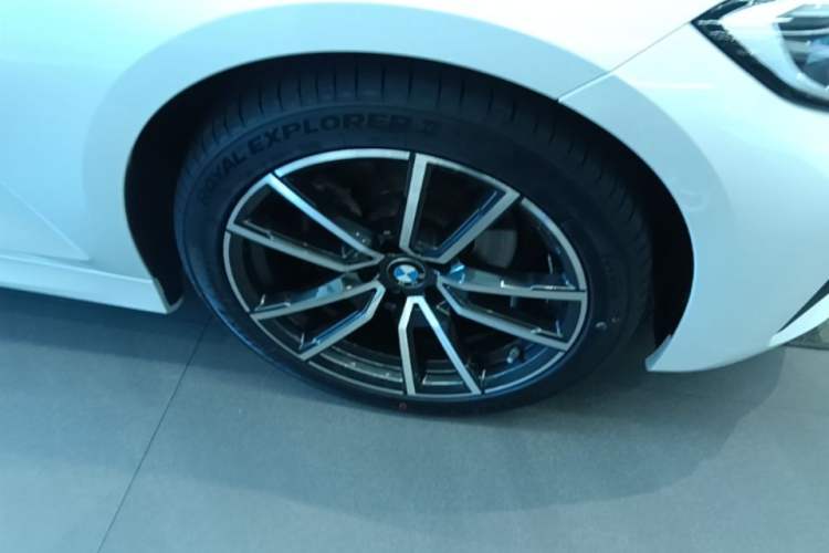 Used BMW 3 Series 2021 320Li M Sport Package Right Front Wheel Hub