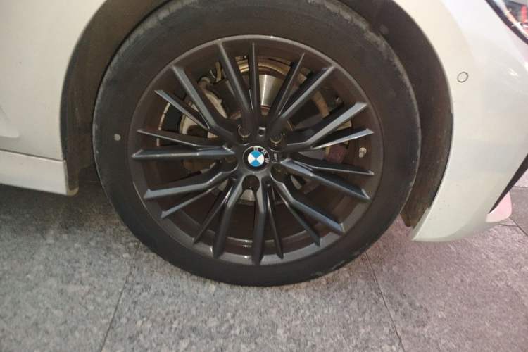 Used BMW 3 Series 2021 325Li M Sport Shadowline Package Right Front Wheel Hub