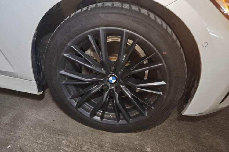 Used BMW 3 Series 2021 325Li M Sport Shadowline Package Right Front Wheel Hub