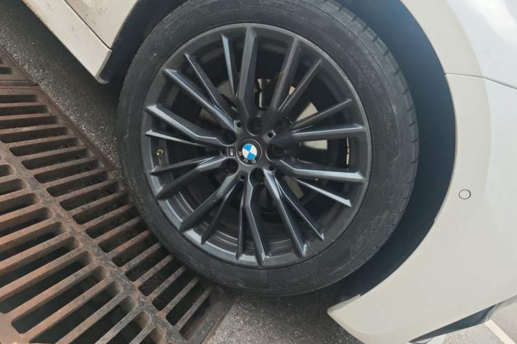 Used BMW 3 Series 2021 325Li M Sport Shadowline Package Right Front Wheel Hub
