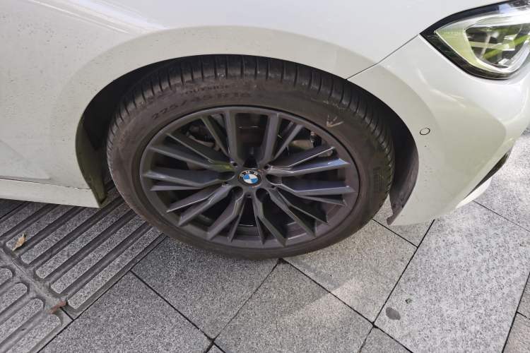 Used BMW 3 Series 2021 325i M Sport Night Edition package Right Front Wheel Hub