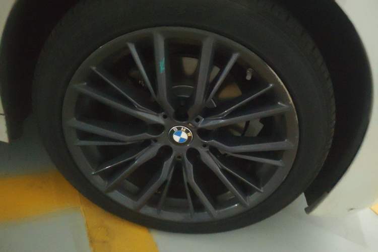 Used BMW 3 Series 2021 325Li M Sport Shadowline Package Right Front Wheel Hub