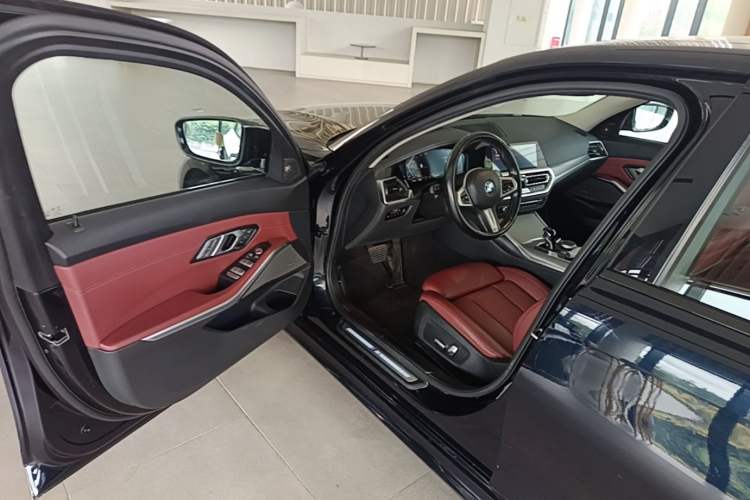 Used BMW 3 Series 2022 330i M Sport Night Edition Driver Seat