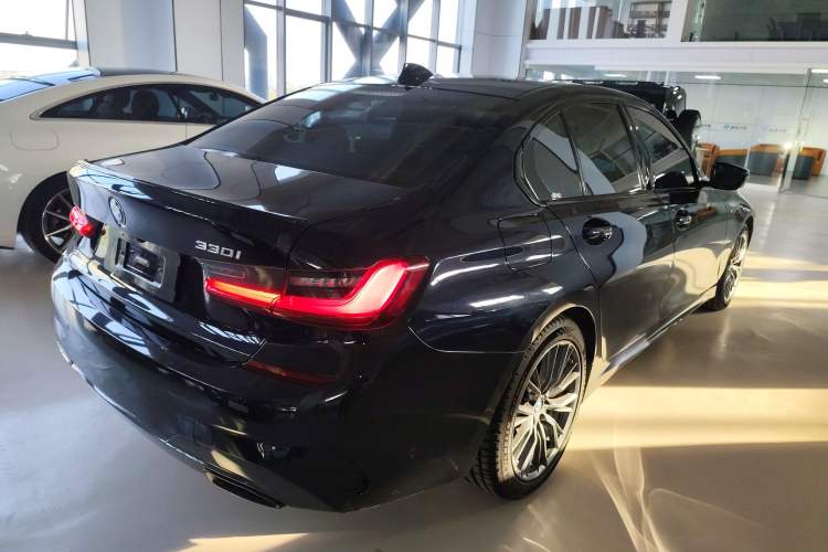 Used BMW 3 Series 2022 330i M Sport Night Edition Rear Right 45 Deg