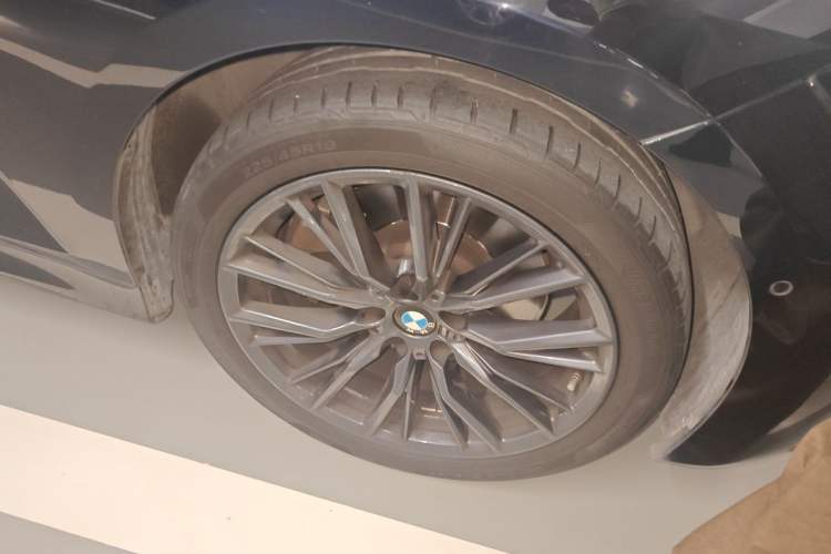 Used BMW 3 Series 2022 Updated 330i M Sport Night Edition Package Right Front Wheel Hub