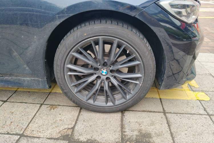 Used BMW 3 Series 2022 Restyled 330Li xDrive M Sport Night Edition Package Right Front Wheel Hub