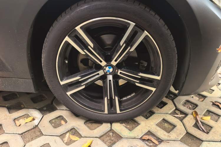 Used BMW 3 Series 2022 325i M Sport Package Right Front Wheel Hub