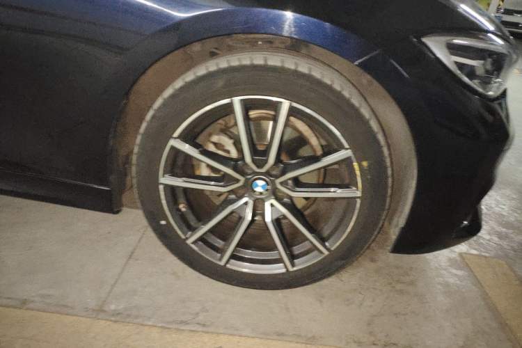Used BMW 3 Series 2022 320Li M Sport Package Right Front Wheel Hub