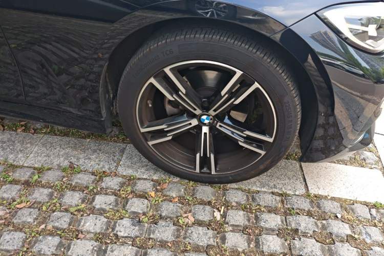 Used BMW 3 Series 2022 325i M Sport Package Right Front Wheel Hub