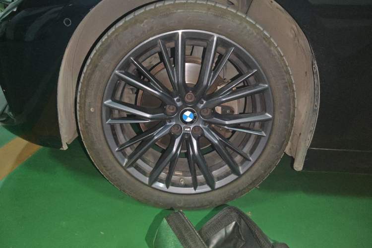 Used BMW 3 Series 2022 Restyled 325Li M Sport Night Edition Package Right Front Wheel Hub