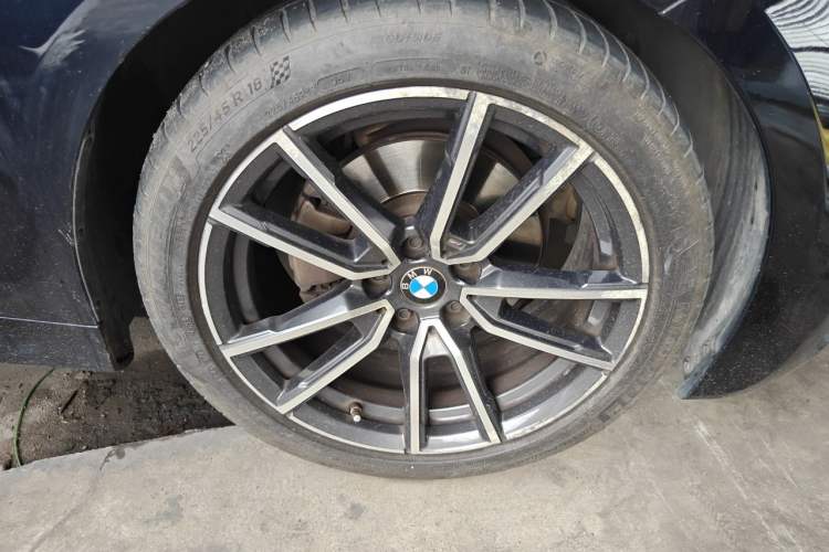 Used BMW 3 Series 2022 320Li M Sport Package Right Front Wheel Hub