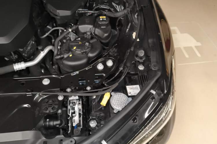 Used BMW 3 Series 2022 330i M Sport Night Edition Engine Bay Left