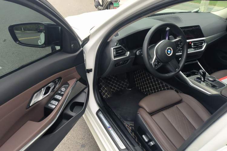 Used BMW 3 Series 2022 325i M Sport Night Edition Package Driver Seat