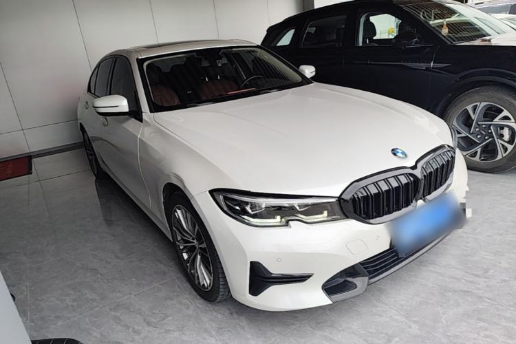 Used BMW 3 Series 2022 320i Sport Package Front Right 45 Deg