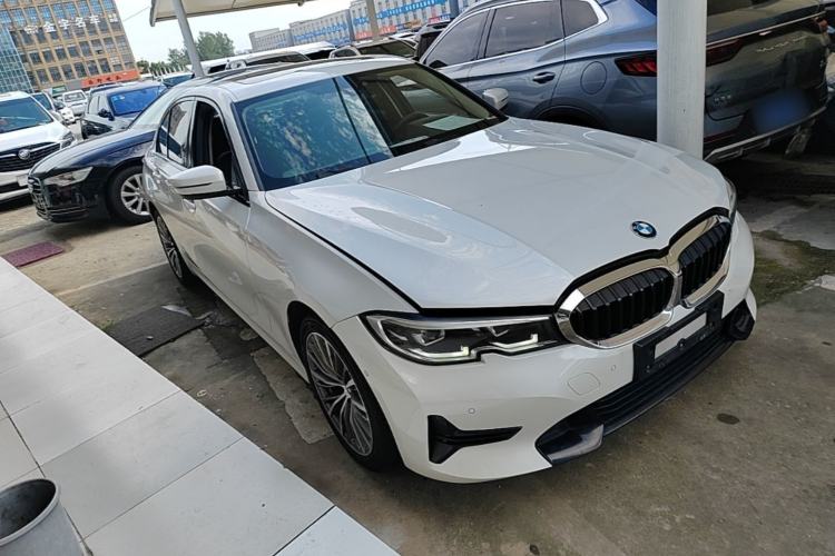 Used BMW 3 Series 2022 Updated 320i Sport Package Front Right 45 Deg
