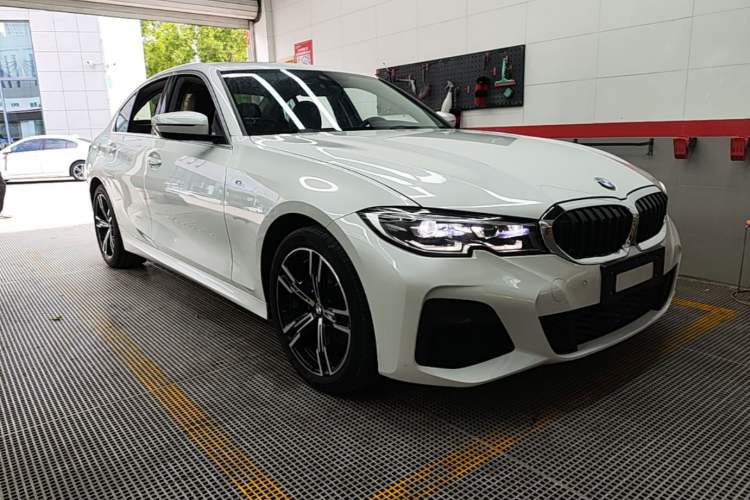 Used BMW 3 Series 2022 Updated 325i M Sport Package Front Right 45 Deg