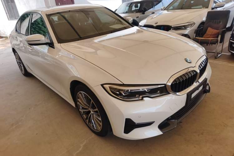 Used BMW 3 Series 2022 Updated 320i Sport Package Front Right 45 Deg