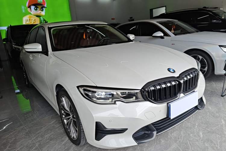 Used BMW 3 Series 2022 320i Sport Package Front Right 45 Deg