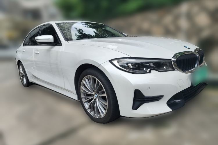 Used BMW 3 Series 2022 320i Sport Package Front Right 45 Deg