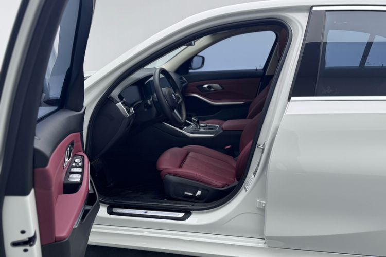 Used BMW 3 Series 2022 325i M Sport Package Interior 7