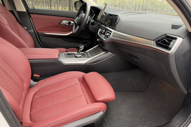 Used BMW 3 Series 2022 330i M Sport Night Edition Interior 8