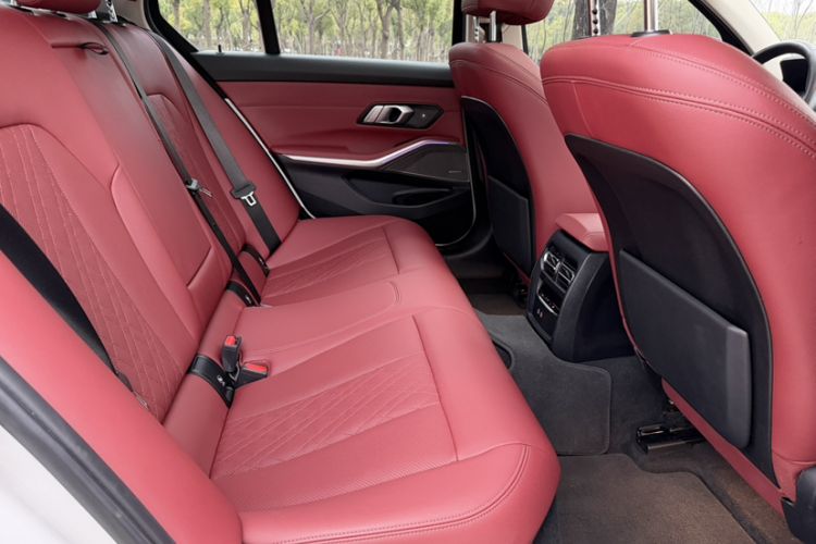 Used BMW 3 Series 2022 330i M Sport Night Edition Interior 9