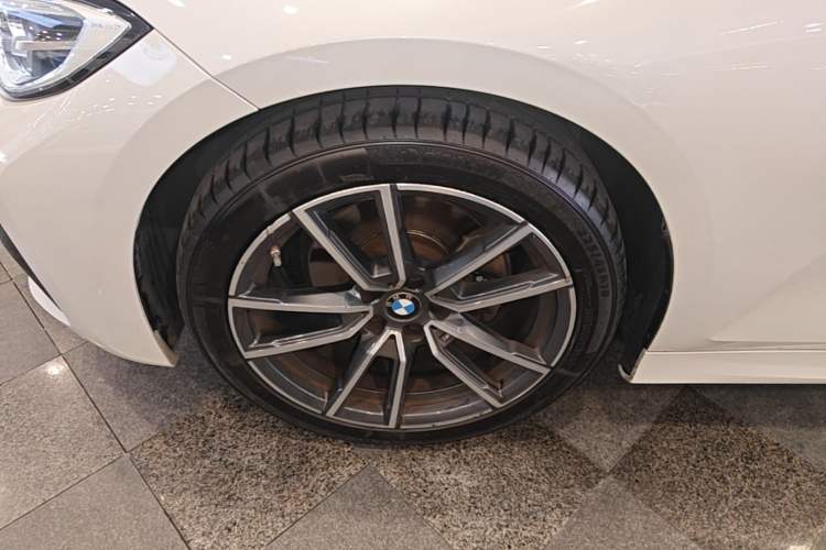 Used BMW 3 Series 2022 325Li M Sport Package Left Front Wheel Hub