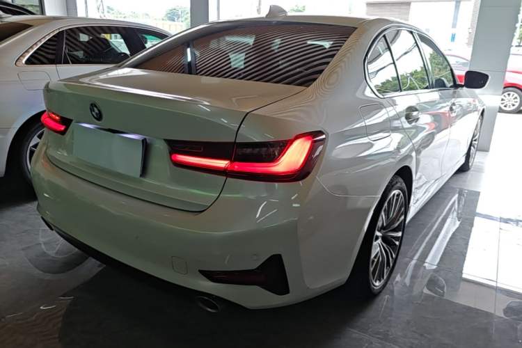 Used BMW 3 Series 2022 320i Sport Package Rear Right 45 Deg
