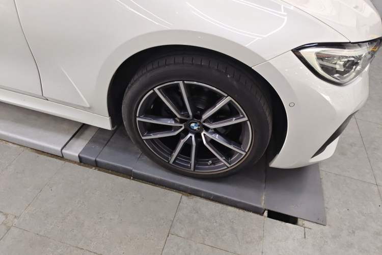 Used BMW 3 Series 2022 320Li M Sport Package Right Front Wheel Hub